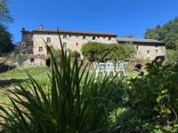 Le bâtiment et sa pièce d'herbe