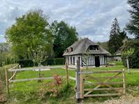 La chaumiere au coeur de son jardin au printemps