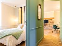Chambre lit queen-size