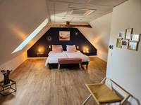 La grande chambre avec deux lits simples