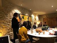 Dégustation pour un groupe d'amis dans un Maison d'hôtes
