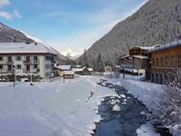 Vue rivière, résidence à droite avec télécabine à proximité