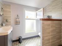 salle-de-bain-blanche-vasque-moderne-gite-olonzac