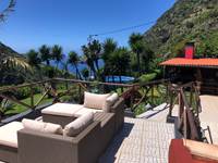 terrasse supérieure bain de soleil avec vue piscine