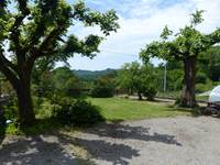 Jardin du gîte de la Chevêche avec vu sur les Monts d'Ambazac
