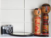 La déco est chinée pour illustrer les noms de chaque chambre