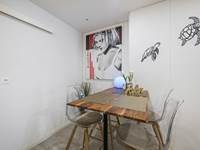 Eetkamer met tafel en stoelen