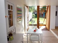 Une terrasse et l'accès au jardin