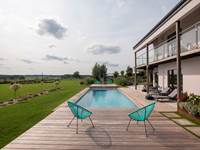 La piscine et le jardin à  la Chabetaine