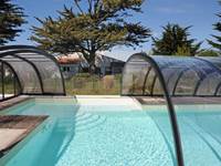 Logis-Les-Trois-Moulins-Ile-de-Ré-piscine-extérieure-couverte