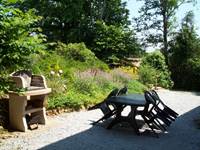 Terrasse au soleil le matin, à l'ombre des noisetiers l'après-midi  !