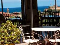 terrasse ensoleillée avec vue sur Collioure et la mer