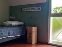 décoration-ww2-caisse-de-munitions-panneau-cimetière-américain-plage-omaha-beach-le-ruquet-memorial-usa-