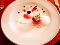 Sphère de foie gras au ratafia de Champagne, pomme et  rose