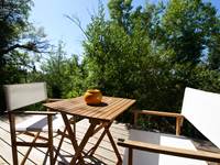 terrasse privée avec petite table en bois