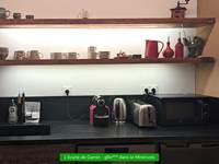 Coin cuisine : évier / machine à café / bouilloire / grille-pain / lave-vaisselle / réfrigérateur