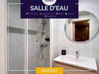 Salle d’eau fonctionnelle avec douche, lavabo et toilettes, équipée de serviettes et linge de bain, offrant confort et praticité au quotidien.