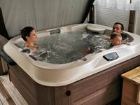 Jacuzzi couvert et privatif pour un moment de détente romantique en couple au Lodge de Kerescar à Plouarzel en Bretagne