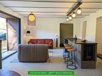 Grande pièce à vivre : véranda / coin bar avec tabourets / cuisine équipée / cave à vin approvisionnée