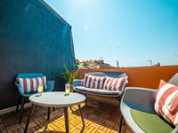La terrasse ouest, votre bulle de sérénité au-dessus de la ville.