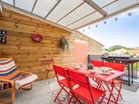 terrasse-exterieure-table-rouge-gite-famille