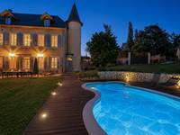 Piscine extérieure d'un manoir de charme dans les Montagnes du Jura