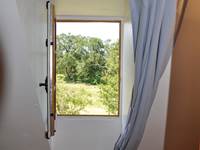 Vue sur le jardin depuis la chambre à 2 lits