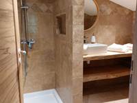 salle de bain gîte douche à l'italienne