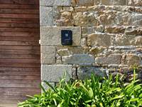 Borne de recharge pour véhicule électrique au Colombier Bretagne, chambres d'hôtes de charme