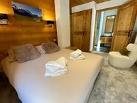 Chambre parentale avec salle de bain (largeur 160, literie neuve)