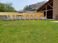 Jardin privatisé, à l'abri des regards avec 10 fauteuils de soleil