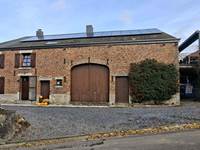 Vue générale de la ferme du Gîte Le Cristal à Beauraing, gîte rural entre Famenne et Ardennes, point de départ de randonnées et balades à vélo.