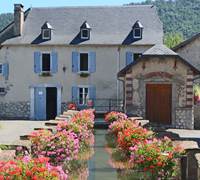 Gîte du Moulin : Le canal fleuri et la façade du moulin.-galerie