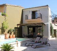 belle piscine et terrasse pour lire ou prendre son petit déjeuner chez Marcelle en Camargue-galerie