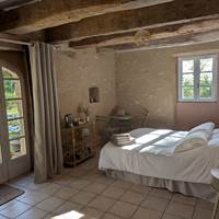 chambre-verdoyante-saisonnee-lit-double-mur-pierre-nature-centres-aveyron-presta