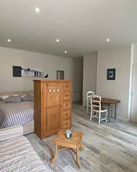 CHAMBRES-D'HÔTES-LE-PUITS-SAINTE-CLAIRE-Studio-Salon