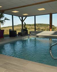 Piscine intérieur chauffée avec vue sur la vallée