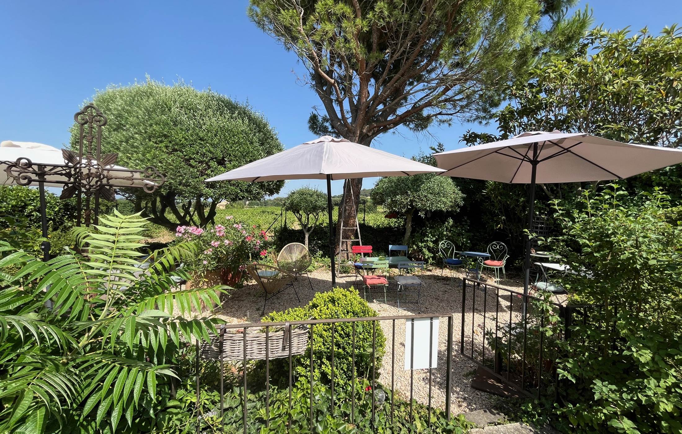 Le Mas Mellou / Gîtes et Chambres d'hôtes - Le Jardin et son Coin Détente
