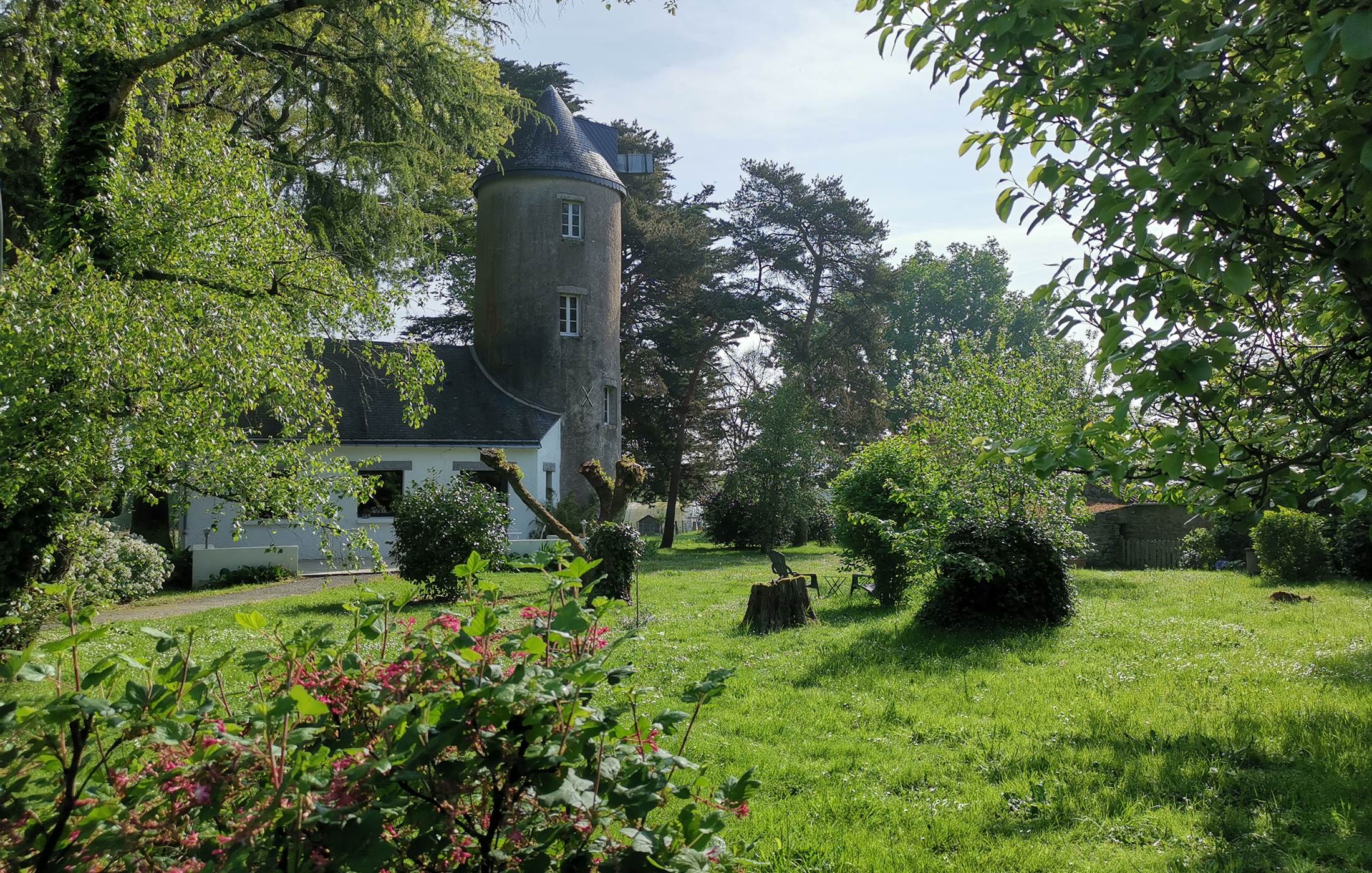 Vue bâtiment principal, jardin au printemps, moulin de La Retardière,