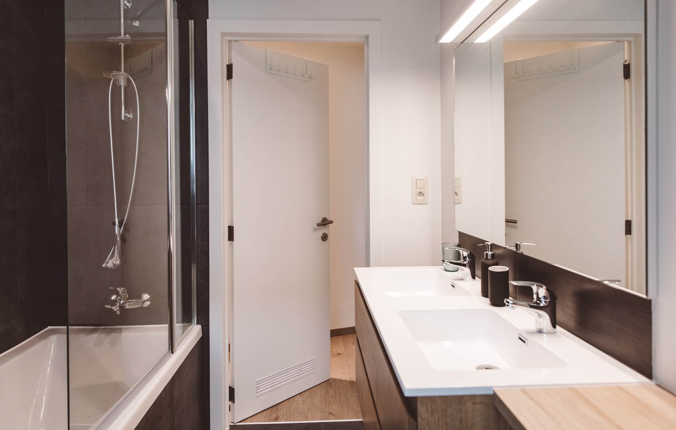 303 CHAMBRE DELUXE SALLE DE BAIN