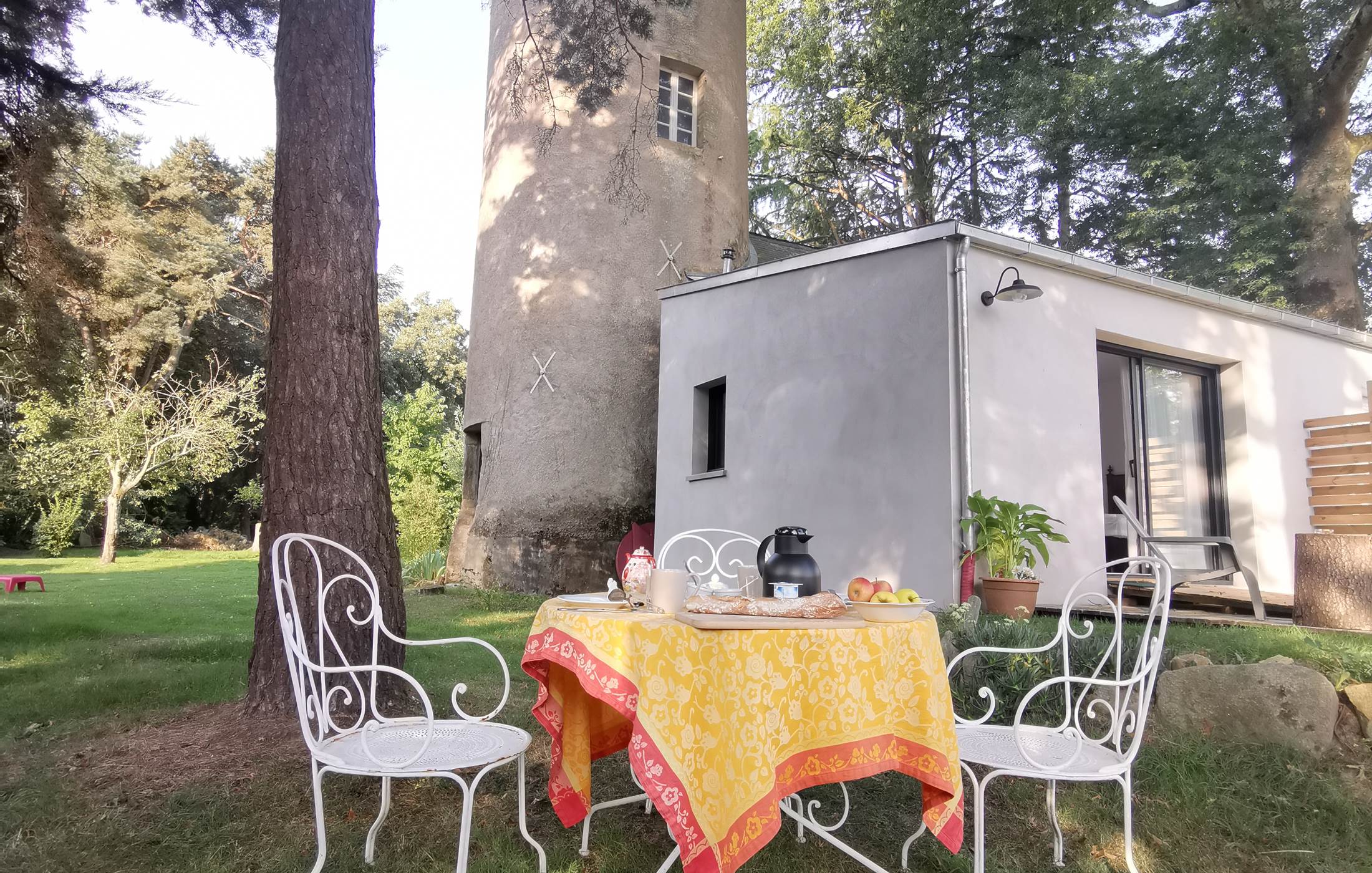 petits-déjeuners inclus servis dans le jardin lors d'un week-end ensoleillé et chaud, moulin de La Retardière, Orvault