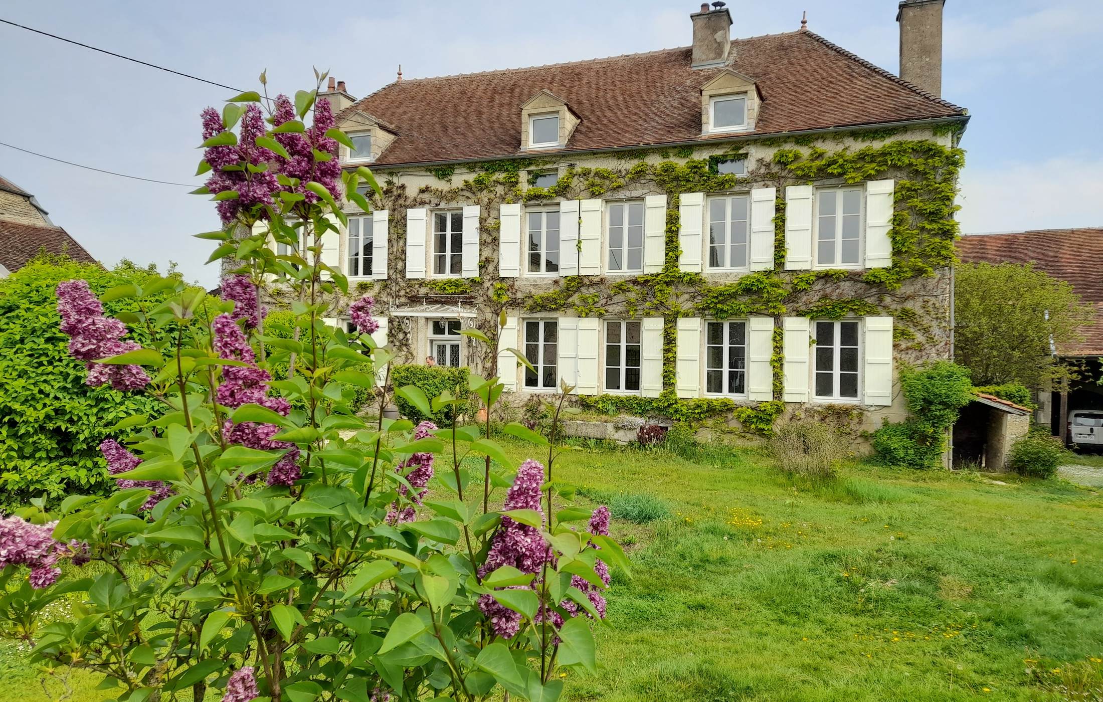 Maison d'hôte à Villon dans l'Yonne - La belle demeure au printemps
