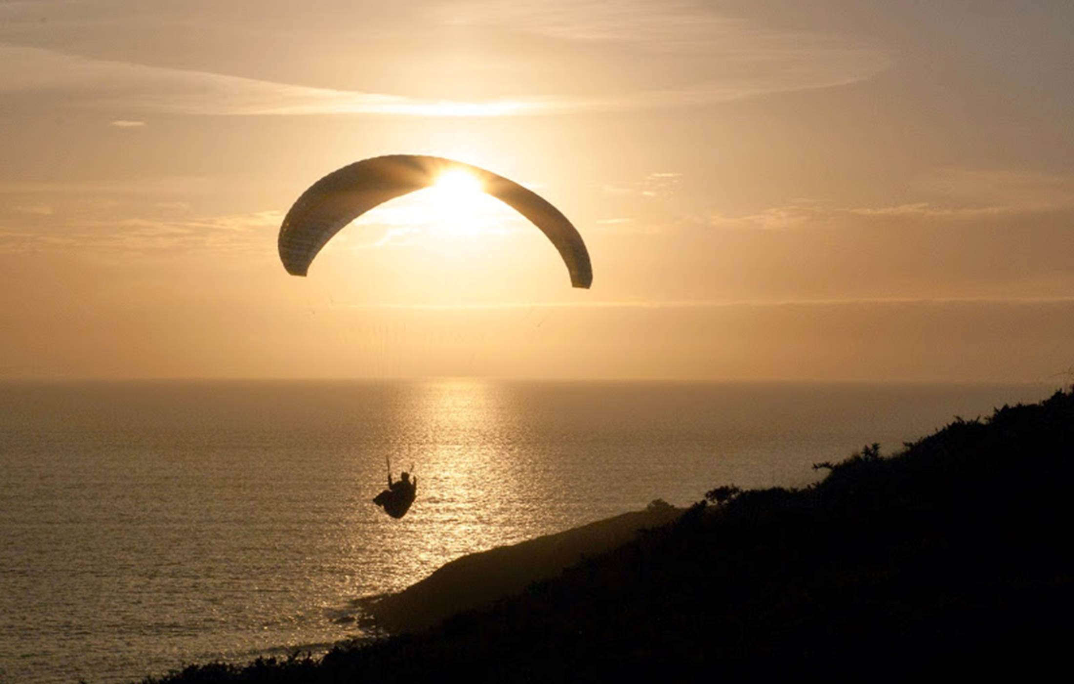 parapente et coucher de soleil en Bretagne