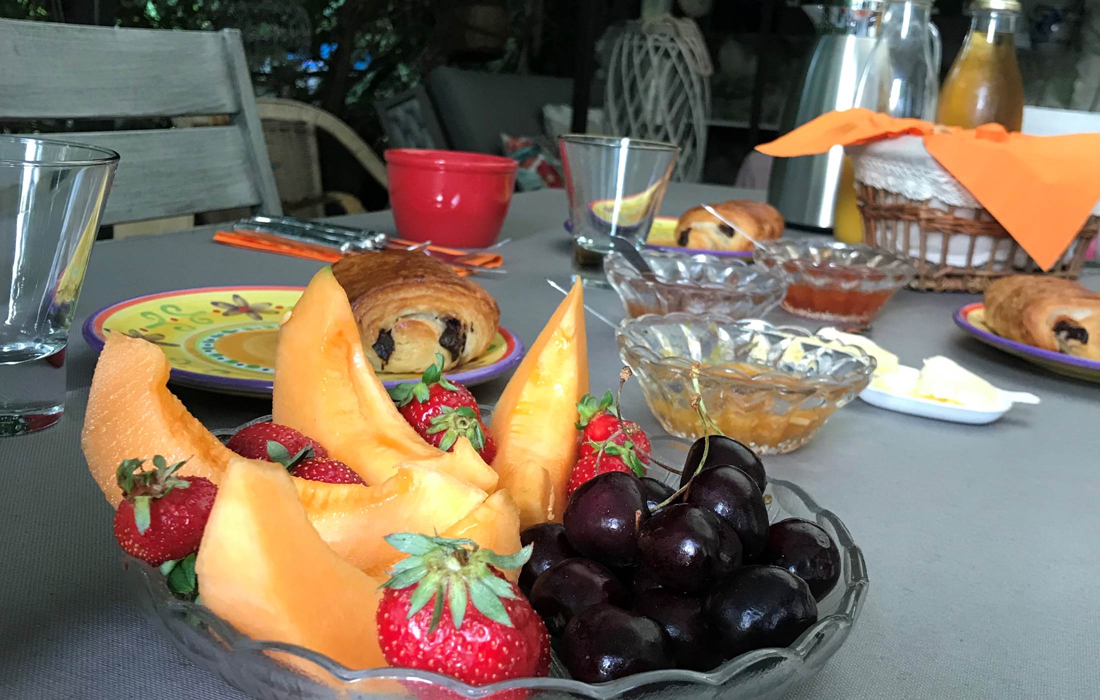 Le Mas Mellou : Petit déjeuner en terrasse