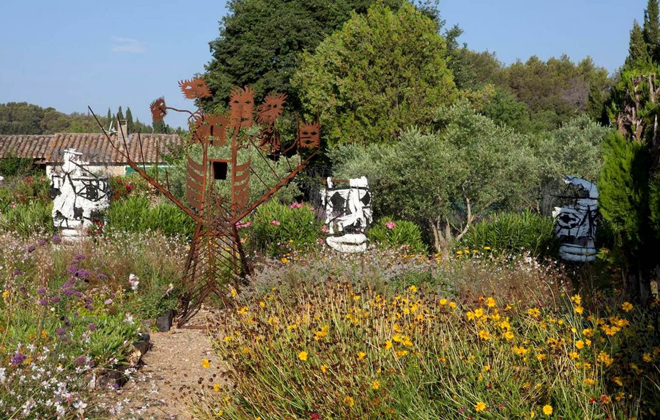 jardin-artistique-masques