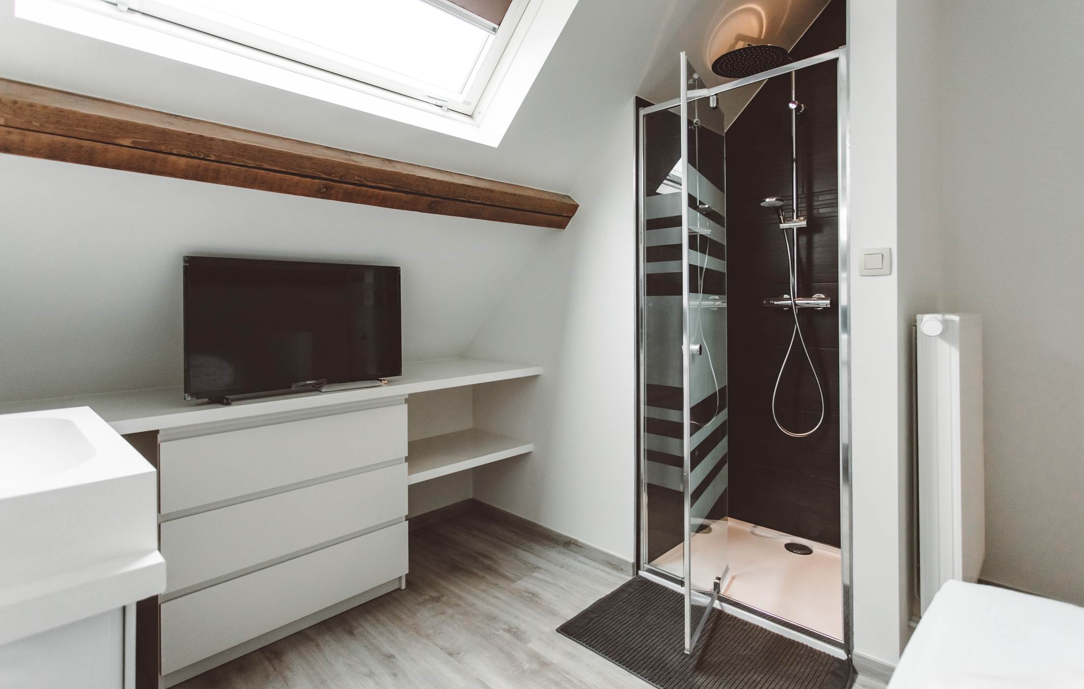 302 STUDIO AVEC CUISINE- DOUCHE