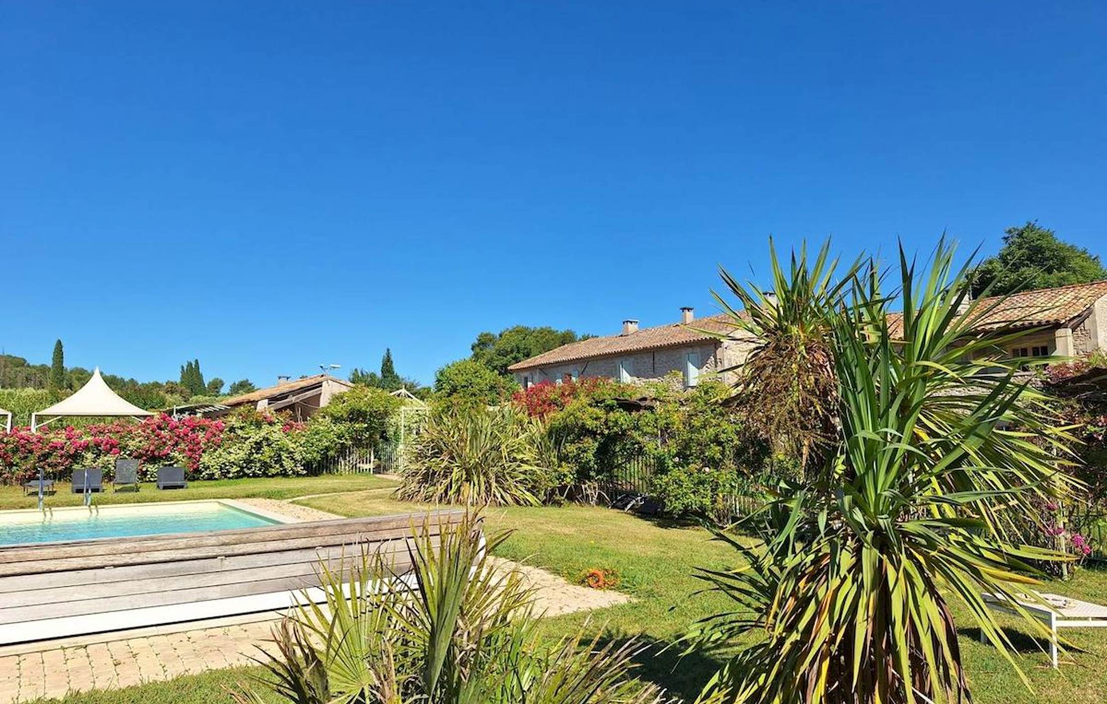 mas-des-figues-piscine-transats