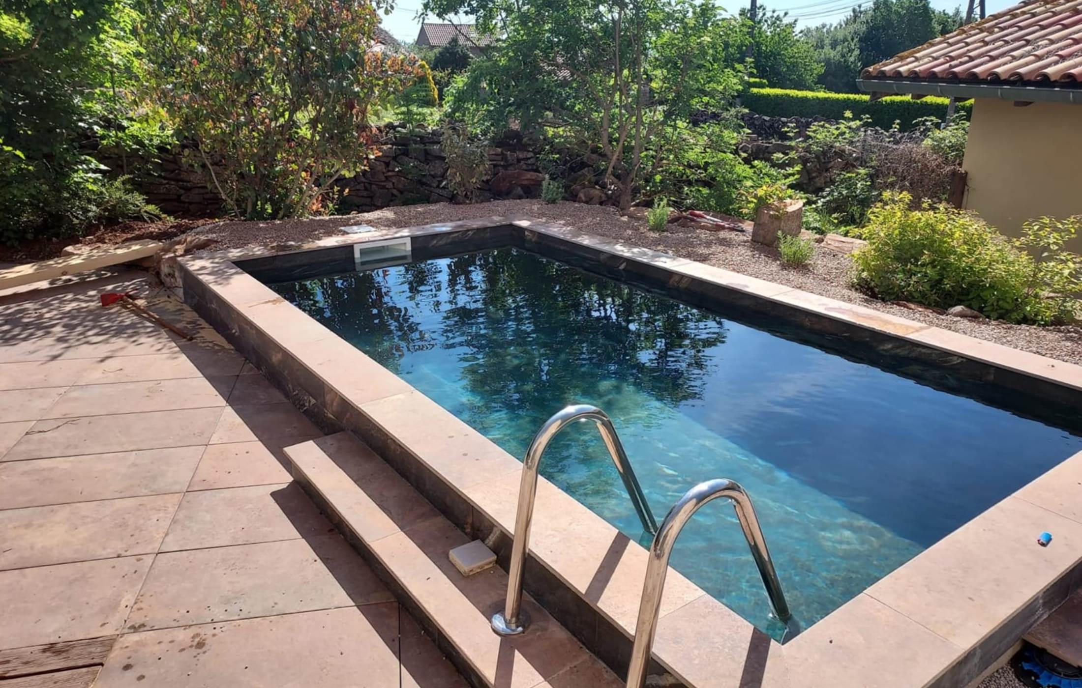 piscine ensoleillée