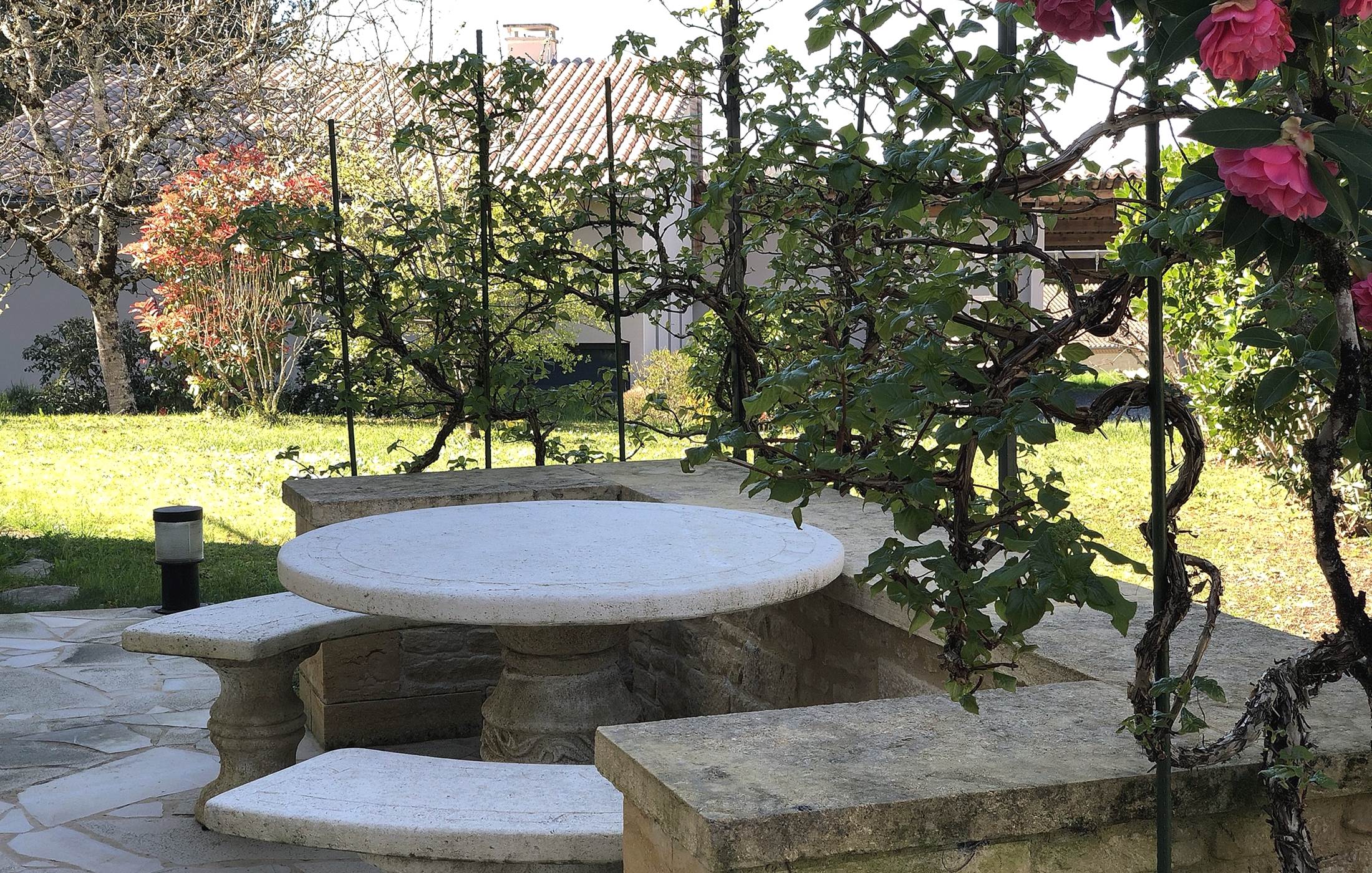 la terrasse sous la tonnelle