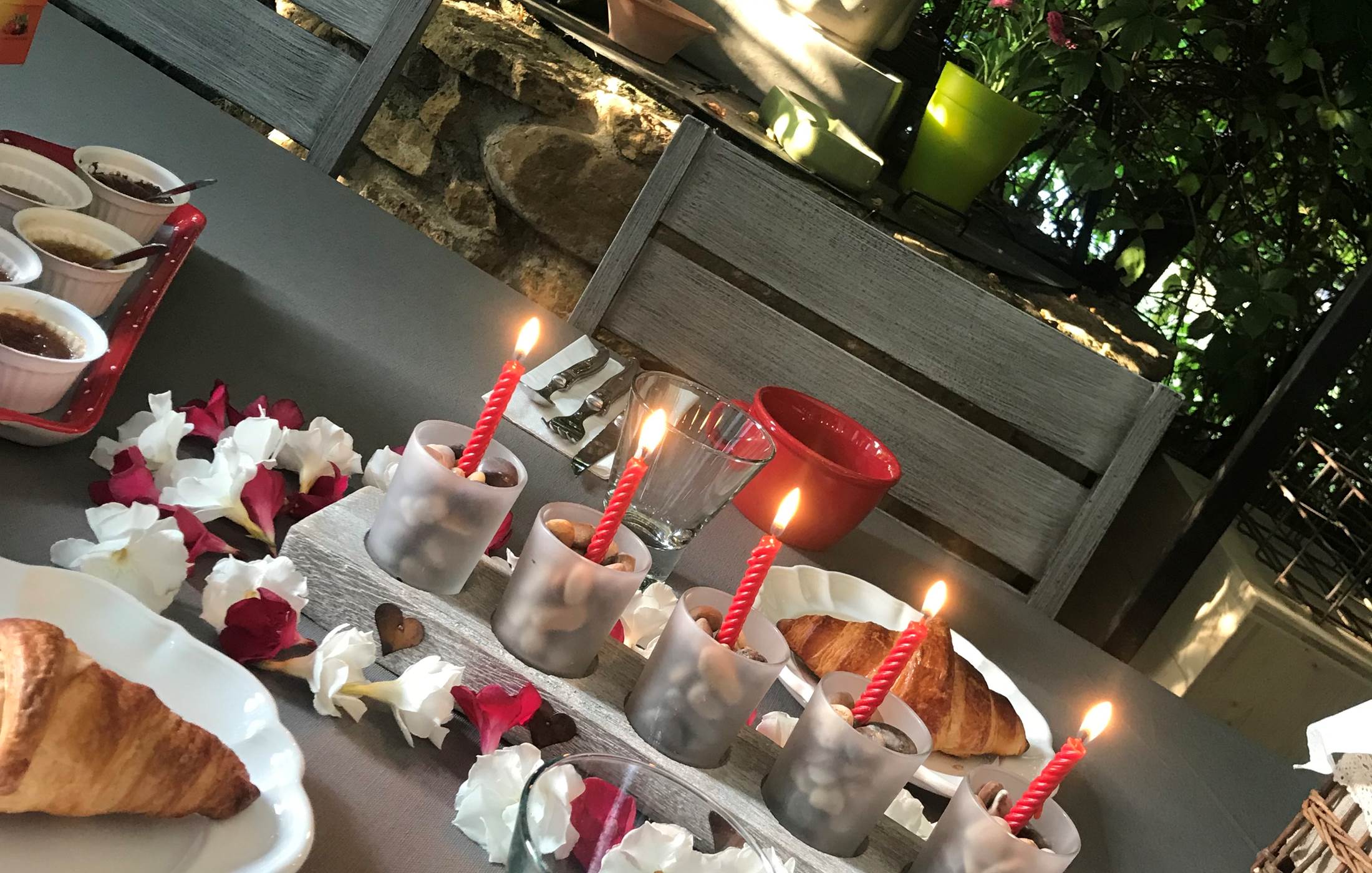 Le Mas Mellou : Petit déjeuner en terrasse